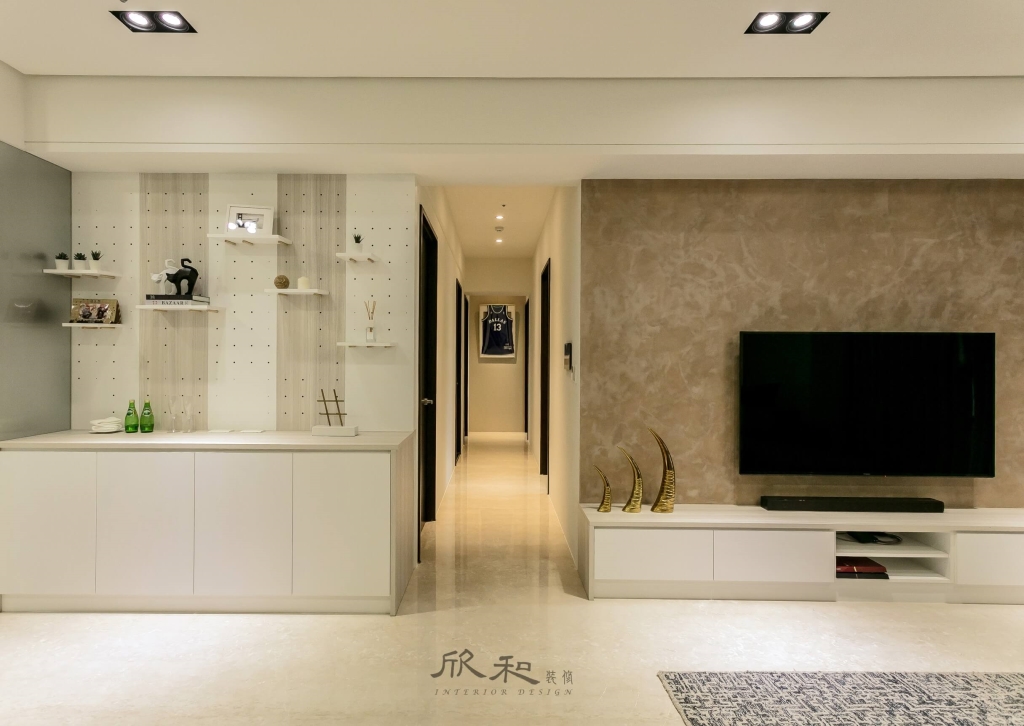 鈴鹿司曼特：客廳工業風電視牆